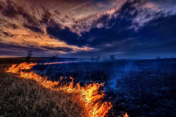 this-shot-of-a-controlled-burn-in-shawnee-county-kansas-was-one-of-the-most-amazing-photos-we-spotted-in-the-nature-conservancys-photo-contest
