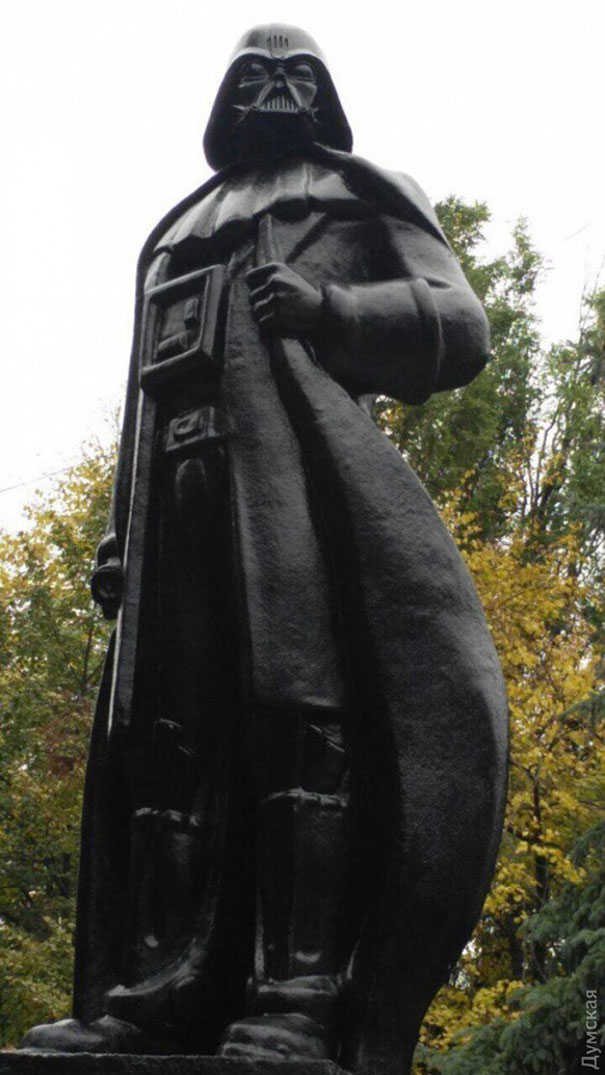 lenin-statue-turned-into-darth-vader-in-odessa-ukraine-31260