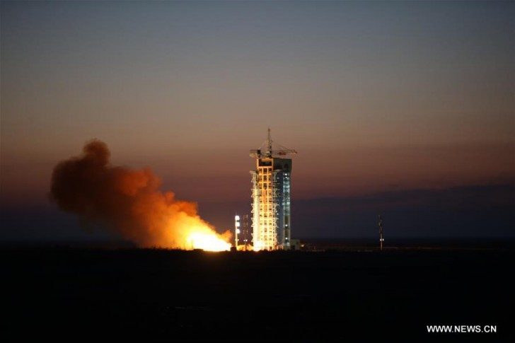 Wystrzelenie rakiety z satelitą na pokładzie z Jiuquan Satellite Launch Center w Jiuquan, na północnym zachodzie Chin w prowincji Gansu, 17 grudnia 2015 r.