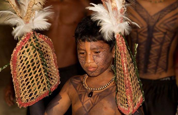 Meninos-indigenas-satere-mawe-Ritual-Tucandeira_ACRIMA20111125_0085_18