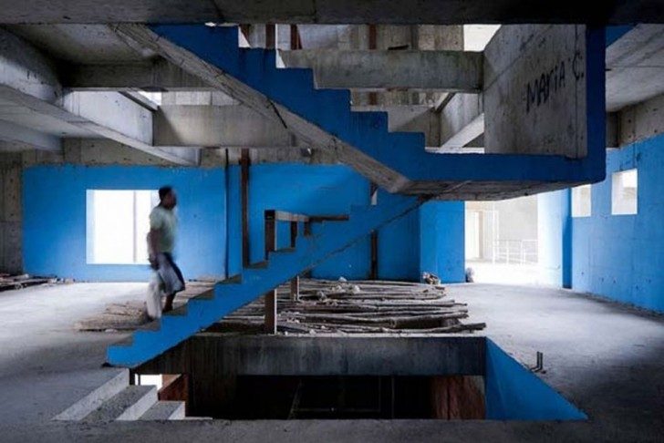 the-worlds-tallest-slum-abandoned-office-tower-in-caracas-99593-954x637