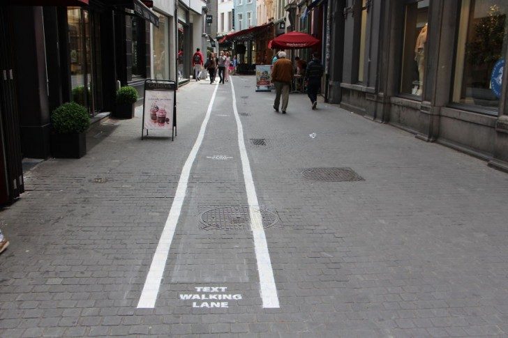 belgium-has-it-is-own-text-walking-lanes-for-phone-addicts-33360