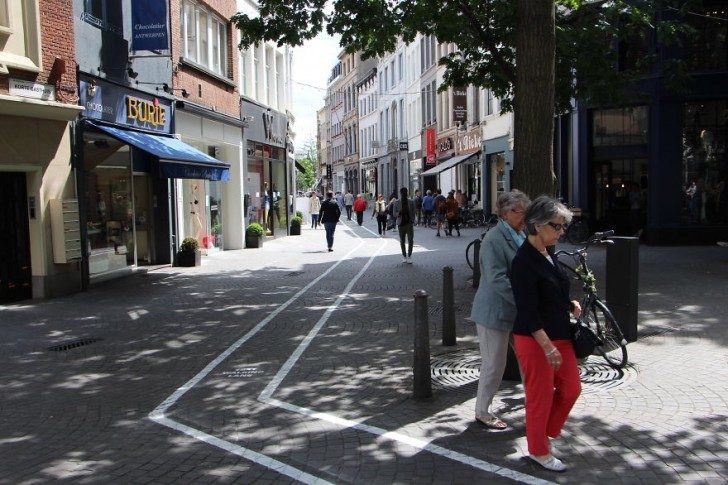 belgium-has-it-is-own-text-walking-lanes-for-phone-addicts-70839