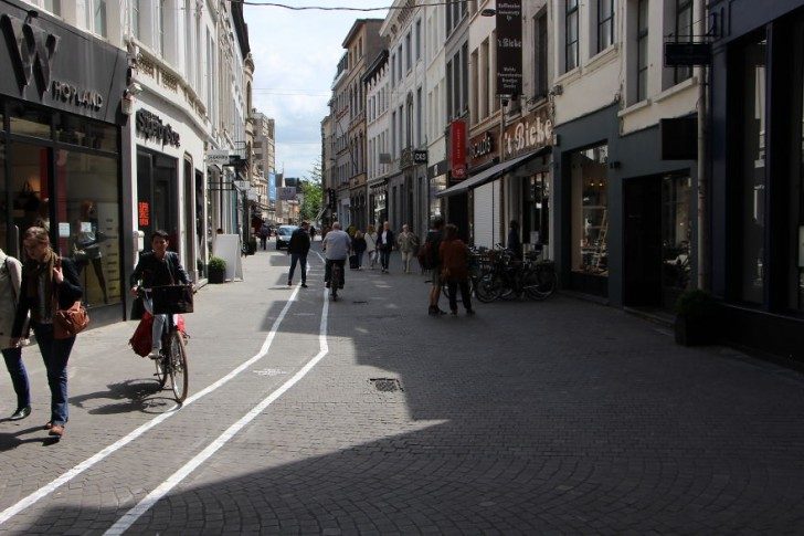 belgium-has-it-is-own-text-walking-lanes-for-phone-addicts-90481