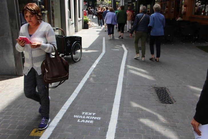 belgium-has-it-is-own-text-walking-lanes-for-phone-addicts-93259