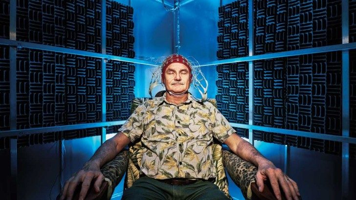 Joe Kirschvink w czapce z czujnikami EEG.