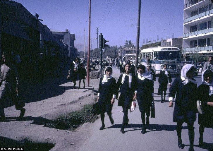 Na zdjęciu afgańskie dziewczęta wracają do domu ze szkoły. Dziewczęta jak i chłopcy kształcili się do poziomu liceum i chociaż obie płcie nosiły mundurki, dziewczynkom nie wolno było nosić burki w drodze do szkoły średniej. Zdolne młode kobiety mogły dalej kształcić się na studiach podobnie jak mężczyźni.