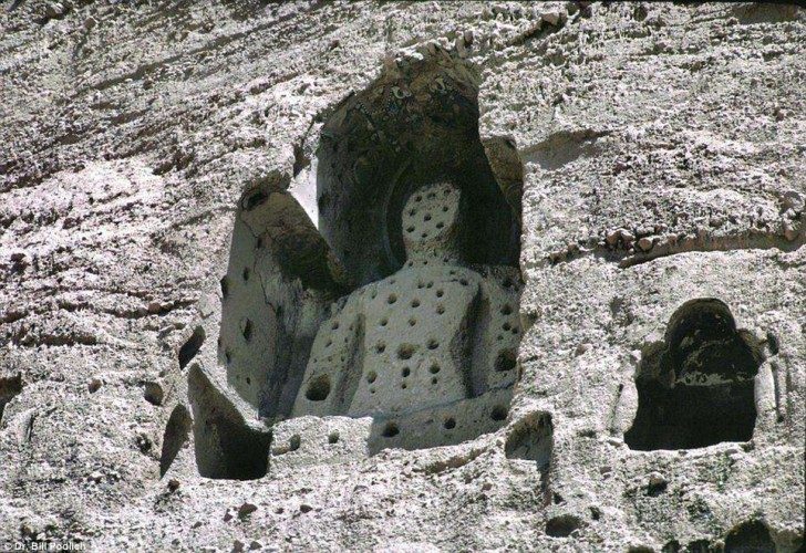 Posąg Buddy w Bamiyan Valley znajdujący się na Światowej Liście Dziedzictwa UNESCO. Ten i inne posągi zostały zniszczone przez Talibów.
