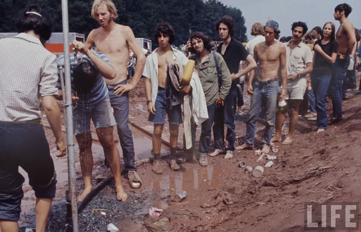 1969-woodstock-music-festival-hippies-bill-eppridge-john-dominis-36-57bc2fdd6c6be__880