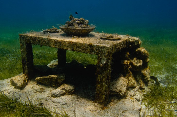 the-last-supper-underwater-sculpture-jason-decaires-taylor