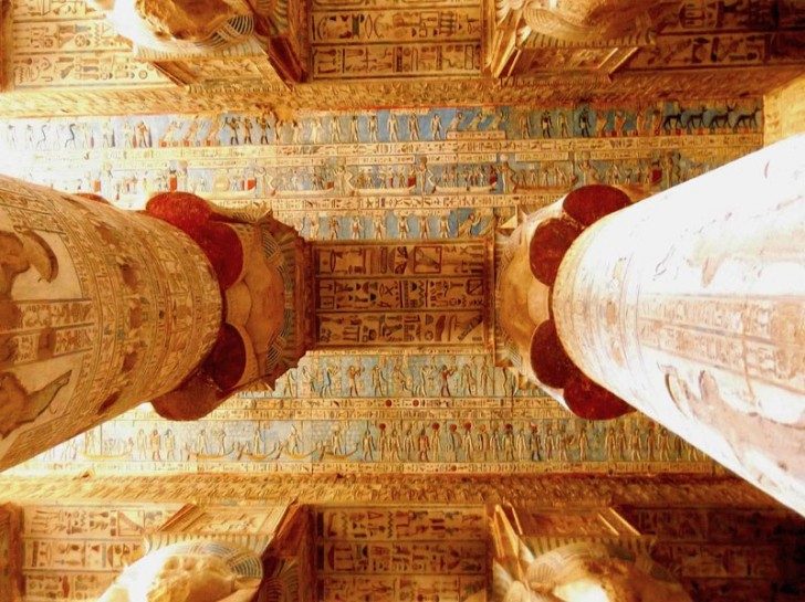 To niesłychanie dobrze zachowane malowidło na suficie znajduje się w egipskiej Świątyni Hator. Jest to główny obiekt w kompleksie świątynnym Dendera. Budowa świątyni Hator trwała ponad 30 lat. Rozpoczął ją Ptolemeusz XII, a kontynuowała jego następczyni królowa Kleopatra VII. W chwili jej śmierci, w roku 30 p.n.e. rozpoczynano właśnie dekorowanie wnętrz. Dla cywilizacji zachodniej świątynię "odkryli" uczeni wysłani przez Napoleona, na przełomie XVIII i XIX wieku.  Gdy pierwszy raz odwiedzili to miejsce, znaleźli wielowiekową arabską wioskę założoną wewnątrz wielkiej świątyni. Od gotowania i ognia na przestrzeni wielu lat, sufit sczerniał. Pod warstwą sadzy zachowało się jednak niezwykłe malowidło pokrywające cały sufit. Po renowacjach, które w ostatnim czasie miały miejsce, można podziwiać jego niezwykłe kolory. Aż trudno uwierzyć, że ma ono ponad 2000 lat. Sklepienie jest ozdobione złożoną i starannie uporządkowaną symboliczną mapą nieba znakami zodiaku (wprowadzonymi przez Rzymian) oraz podobiznami Nut - bogini nieba, która co wieczór połyka słońce, bo urodzić je o świcie.