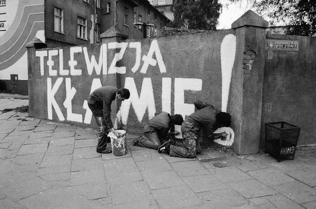 "Telewizja kłamie " - hasła na murach Gdańska, wrzesień 1981.