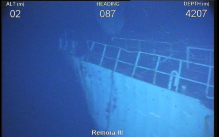 Na zdjęciu znajduje się wrak statku na głębokości 4207 metrów. Widoczny jest fragment metalowego kadłuba oraz barierki.