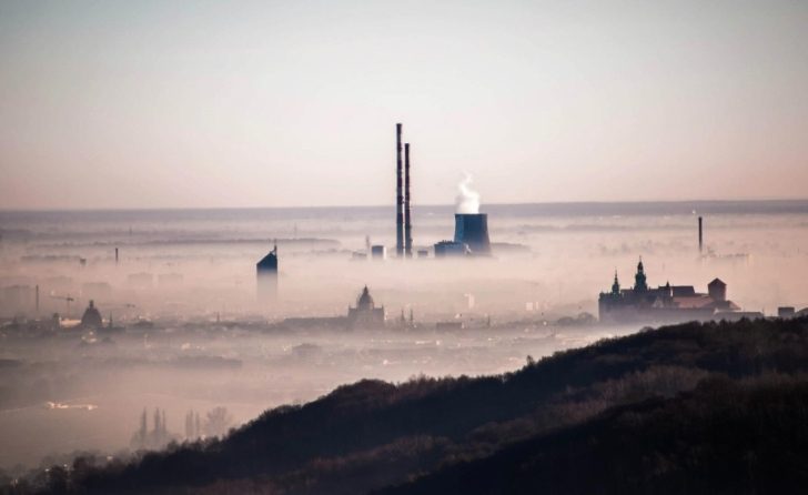 Na zdjęciu widoczna spowita w smogu panorama Krakowa.