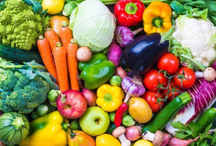 Na zdjęciu widoczne różne rodzaje warzyw i owoców.