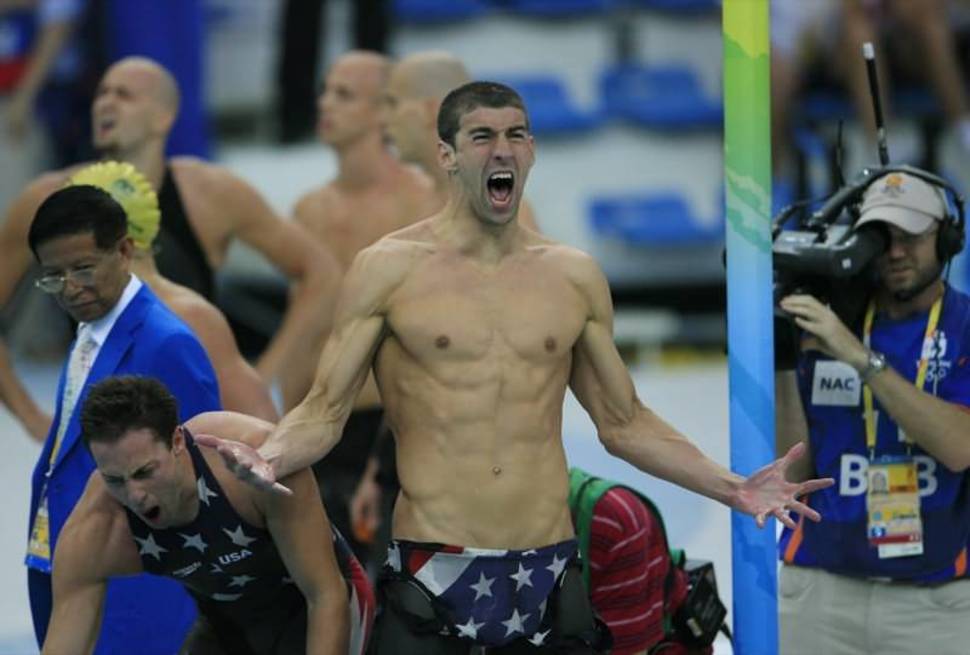 Michael Phelps cieszy się ze zdobycia 14. złotego medalu i tym samym pobicia rekordu świata za największą ilość medali olimpijskich. (2008)