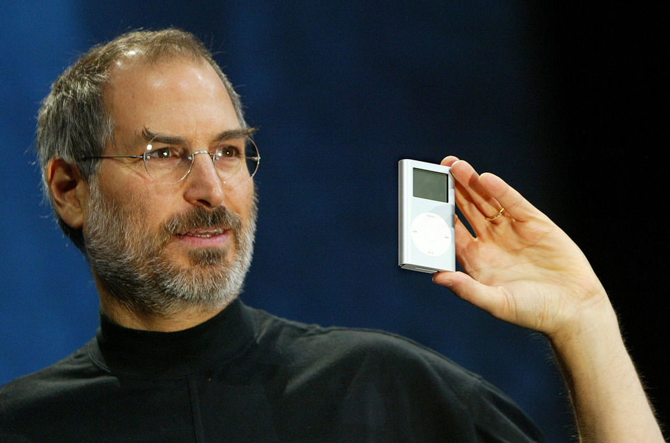 Steve Jobs prezentuje pierwszego iPoda. (2001)