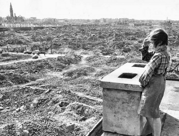 Dziewczyna spoglądająca na ruiny Warszawy, 1945 rok