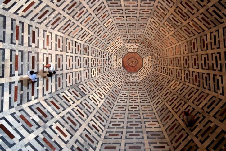 Hipnotyzujące złudzenie głębi na podłodze katedry Santa Maria del Fiore we Florencji