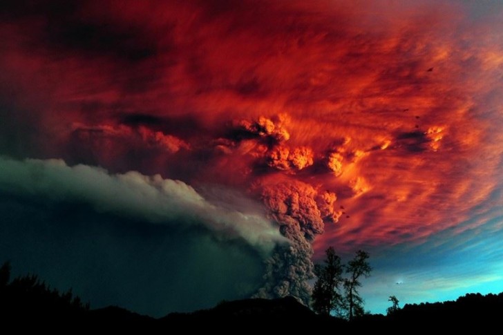 Krwawy zachód Słońca – efekt odbicia promieni od wulkanicznego pyłu