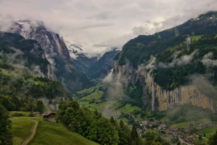 Lauterbrunnen w Szwajcarii. Miejsce, którym inspirował się Tolkien tworząc Rivendell