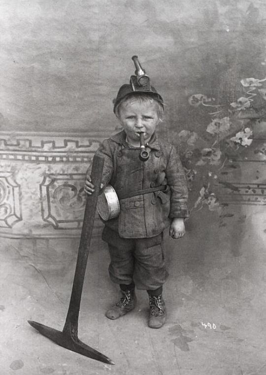 Ośmioletni górnik przed swoją zmianą, początek XX wieku