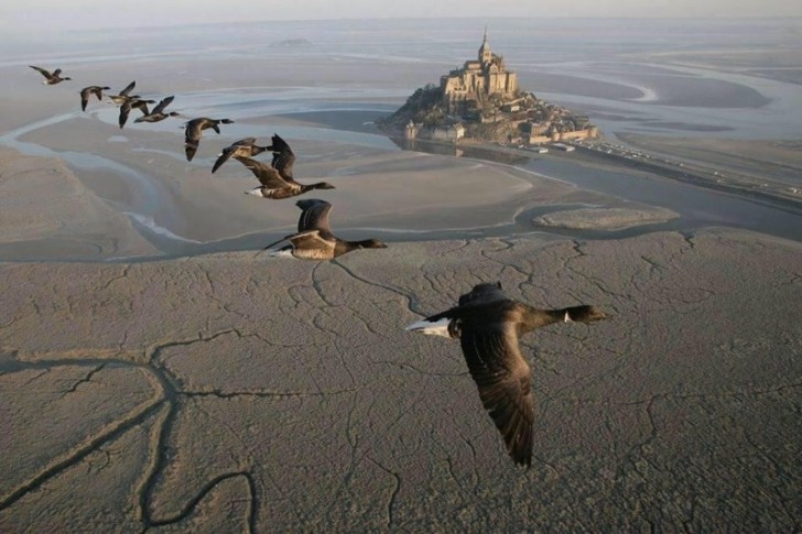 Wzgórze Świętego Michała (Mont Saint-Michel), w południowo-zachodniej Normandii. Z lotu ptaka