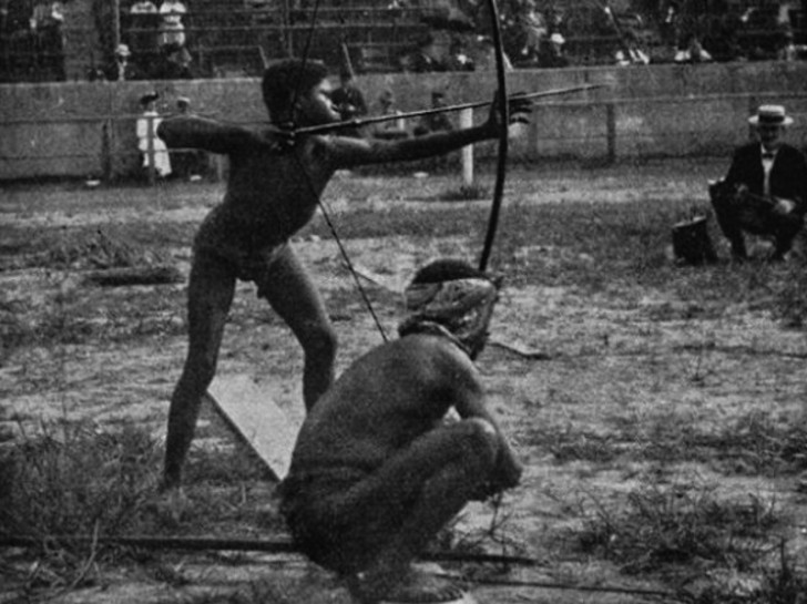 Rdzenni mieszkańcy Afryki prezentowali podczas konkurencji łucznictwa podczas wydarzenia zwanego „Savage Olympisc Exhibition” w 1904 roku w St Louis.