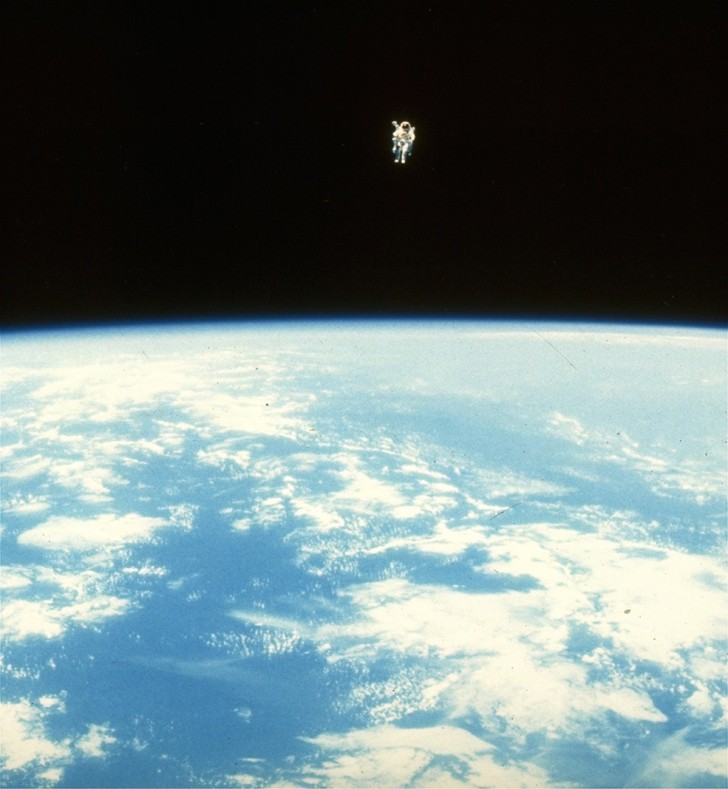Bruce McCandless w przestrzeni kosmicznej w odległości około 300 metrów od promu Challenger, 9 lutego 1984 r.