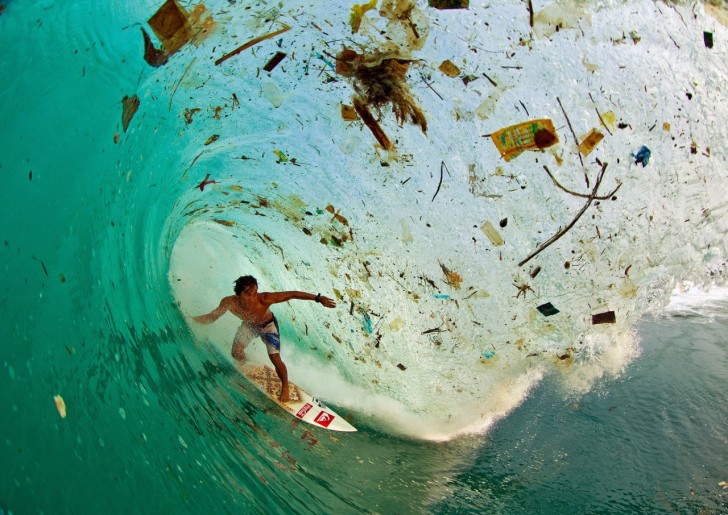 Surf na Jawie. Najgęściej zaludniona wyspa świata i jedno z najbardziej zanieczyszczonych wybrzeży. (fot. Zak Noyle