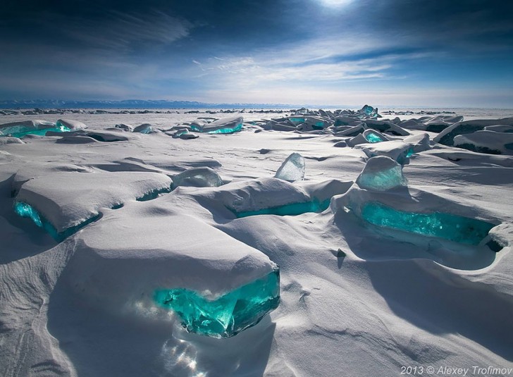 Szmaragdowe Lodowce na jeziorze Bajkał