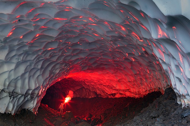 Jaskinia Lodowa w pobliżu wulkanu Mutnovskiego, Rosja