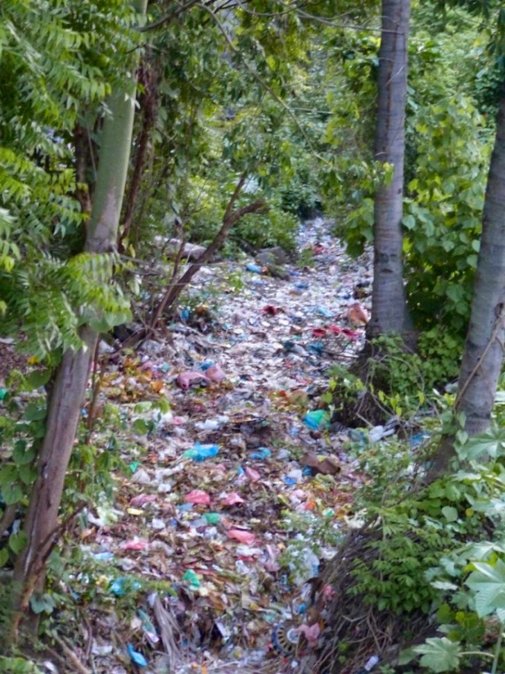 You Will Want To Recycle Everything After Seeing These Photos! - Pollution In A ‘Dry River’ In Bali