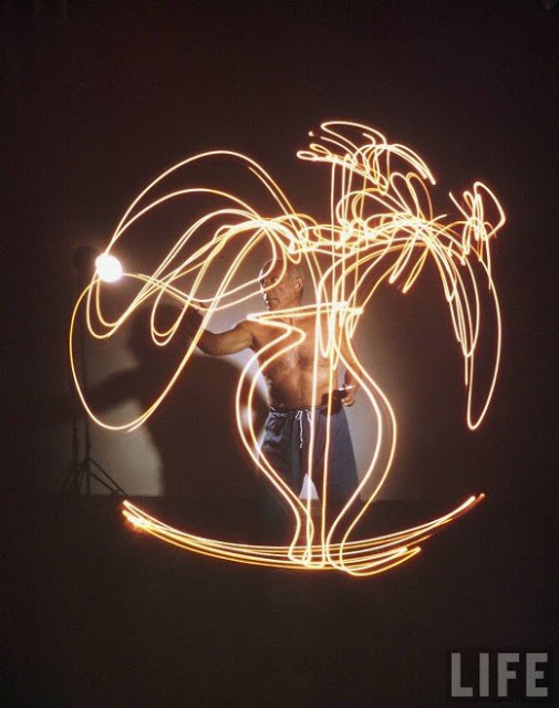 Picasso+painting+in+light-11