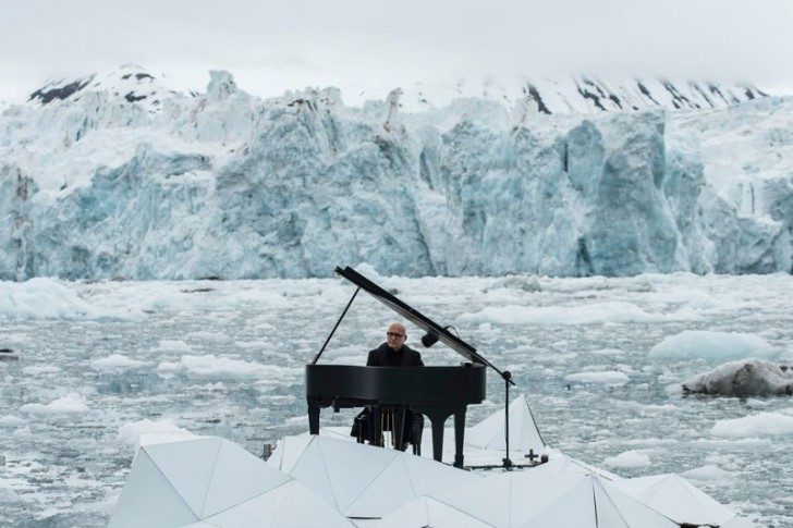musician-plays-piano-in-the-middle-of-the-arctic-as-calving-glaciers-crash-behind-him-1