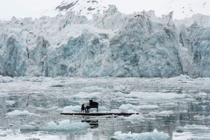 musician-plays-piano-in-the-middle-of-the-arctic-as-calving-glaciers-crash-behind-him-3