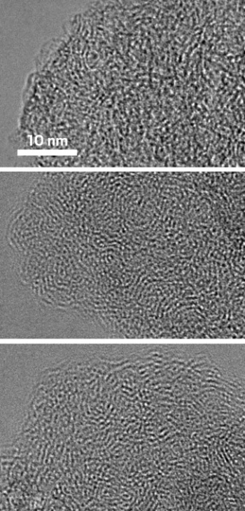 Wysokiej rozdzielczości zdjęć transmisyjnej mikroskopii elektronowej z włókien jedwabnych po karbonizacji pokazują, że włókna niemodyfikowane mają amorficzną strukturę grafitu (u góry), natomiast włókna modyfikowane pojedynczych ściankach nanorurek węglowych (w środku) i grafenu (na dole) mają bardziej uporządkowanych struktur.