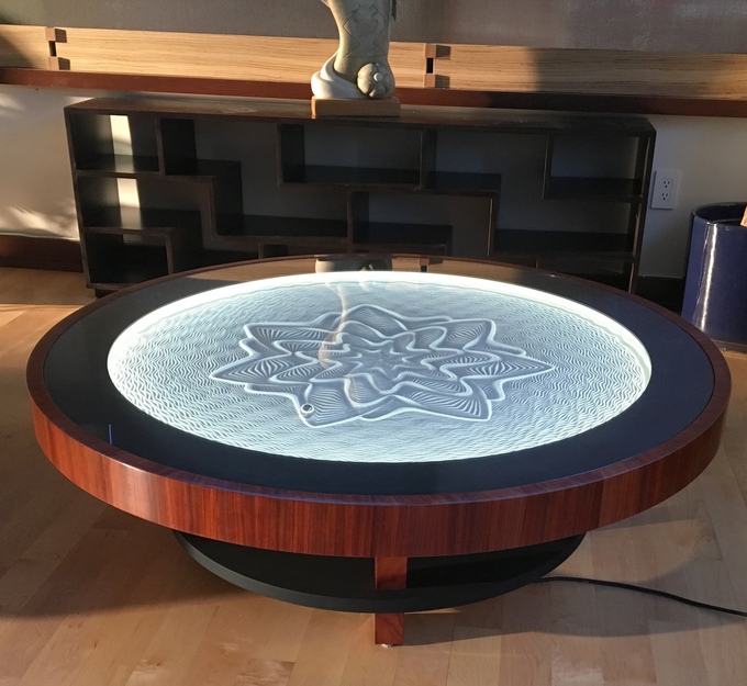 Niesamowity stół z ciągle zmieniającymi się wzorami z piasku