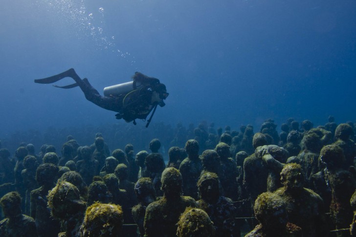 silent-evolution-jason-decaires-taylor-underwater-sculpture